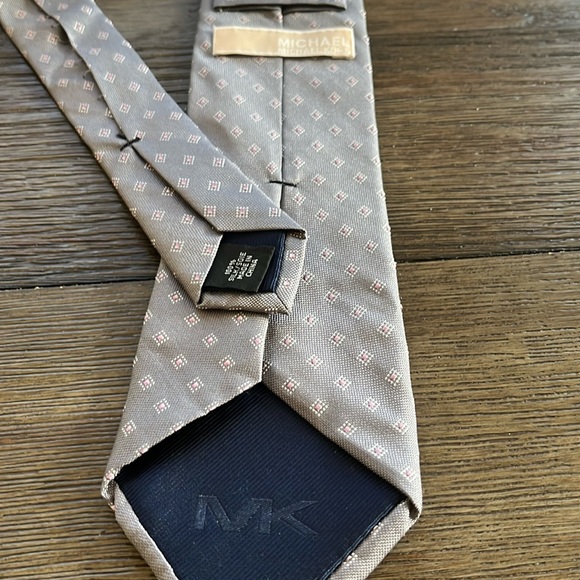 Michael Kors Gray with Light Pink Dotted Squares Print Silk Mens Tie - Picture 2 of 6